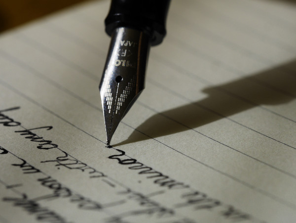 Writing with a fountain pen, photo d’Aaron Burden