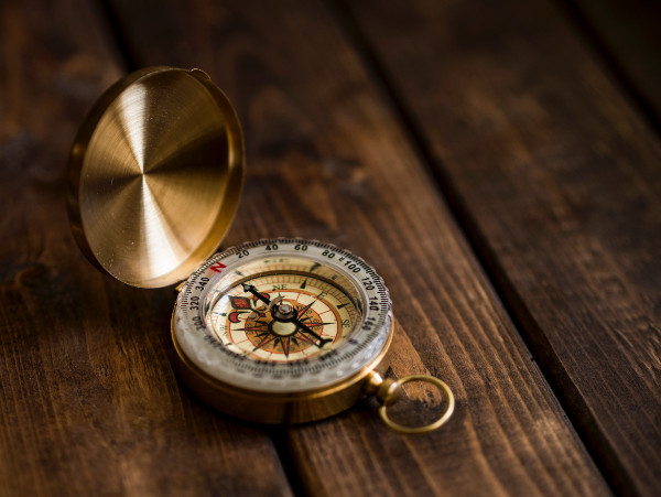 Compass, wooden table, direction and old fashioned, HD photo d’Aaron Burden